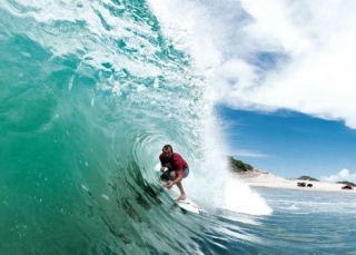 Explorando las olas con surf